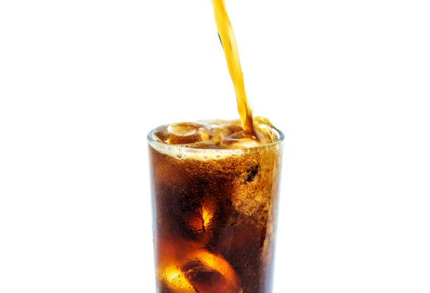 索尔特饮料倒入加冰的玻璃杯中图片下载