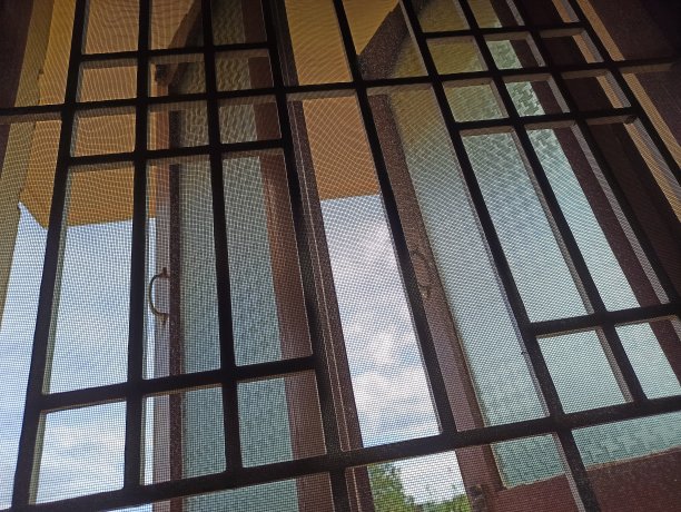 旧窗户有玻璃盖和铁格照片图片下载