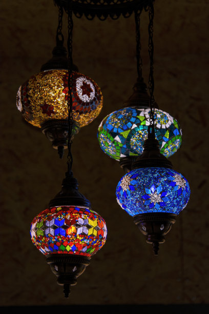 美丽的装饰吊灯与不同颜色的玻璃。图片下载
