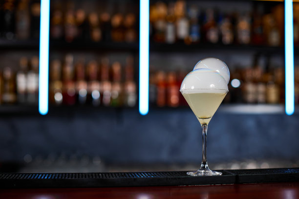 酒吧里冒着烟雾的鸡尾酒。图片下载