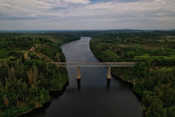 河上的桥图片下载
