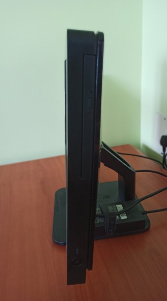 黑色电脑显示器与站立照片图片下载