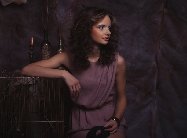 特写肖像卷女人与明亮的化妆图片下载