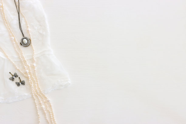 背景白色精致的蕾丝织物和珍珠图片下载