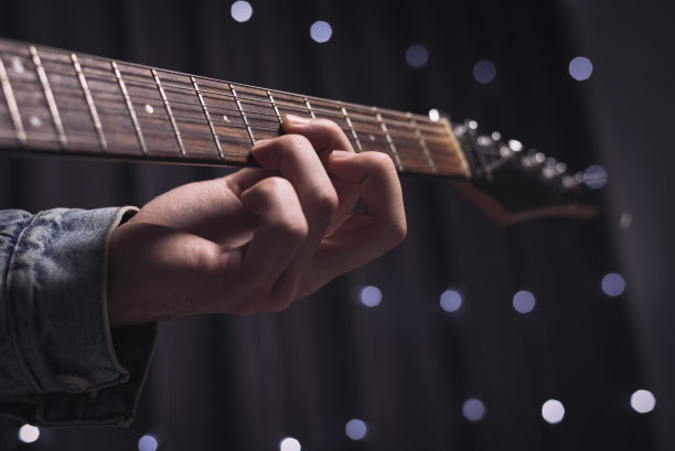 音乐家演奏电吉他的手部图片，音乐会和娱乐活动概念图片下载