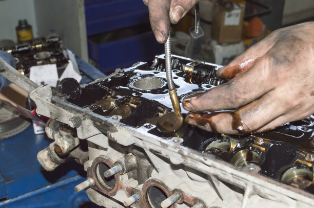 机械师用磁铁拉出阀门推杆图片下载