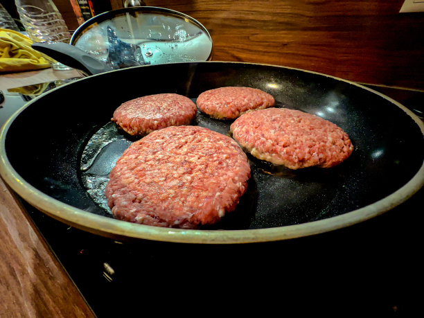 在平底锅里煎的汉堡肉。图片下载