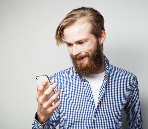 生活方式，科技商业和人的概念:年轻的商人使用手机图片下载