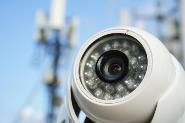 蓝天背景上的监控摄像头图片下载