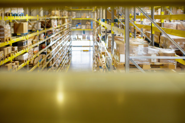 从平台上以递减视角看仓库货架图片下载