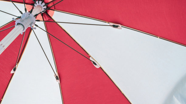 伞的海滩。红色夏日沙滩阳伞在蓝色的大海背景上。度假旅行用遮阳伞。户外休闲度假在海洋与复制空间。图片下载