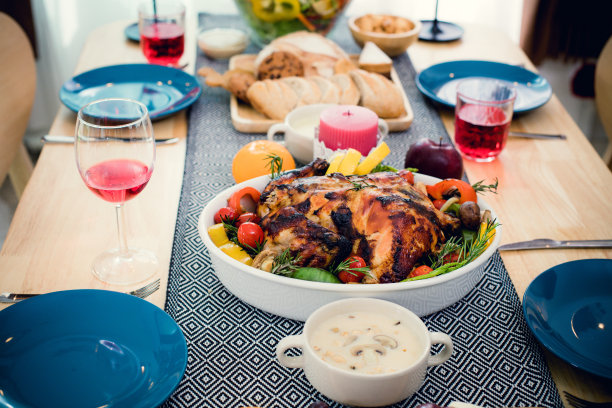 圣诞节餐桌上的烤鸡、土豆和其他食物图片下载