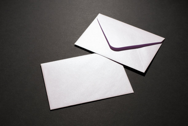 顶视图照片的两个白色信封孤立的黑色背景与空白的空间图片下载