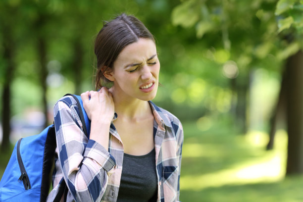 一个学生在公园里抱怨脖子疼图片下载