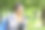 一个学生在公园里抱怨脖子疼图片下载