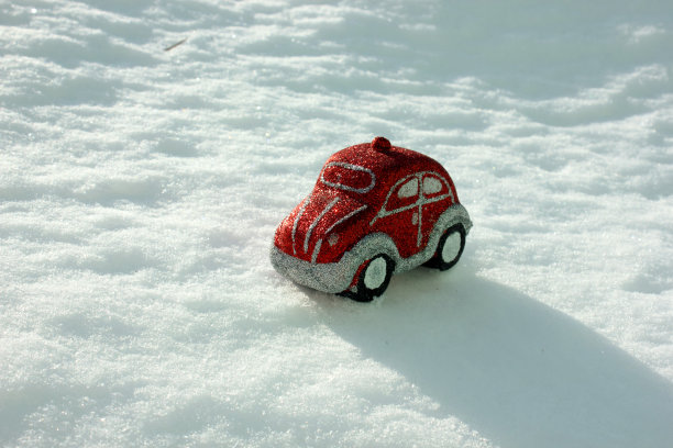 圣诞树玩具的形式是在白色背景上的一辆红色的汽车。圣诞节和新年。圣诞树上的玩具。的童年。副本的空间。新年是装饰品、象征、礼物。礼物图片下载