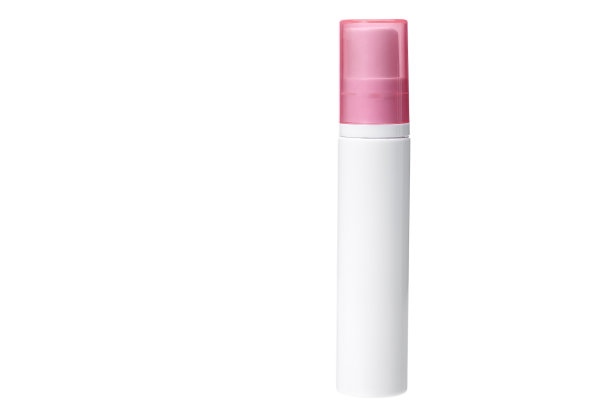 带彩色帽的塑料哑光瓶和身体皮肤护理化妆品的分配器，装化妆水的容器隔离在白色背景上，有复制空间，没有人。图片下载