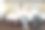 一个年轻的父亲和儿子坐在床上一个手提箱在酒店笑。图片下载