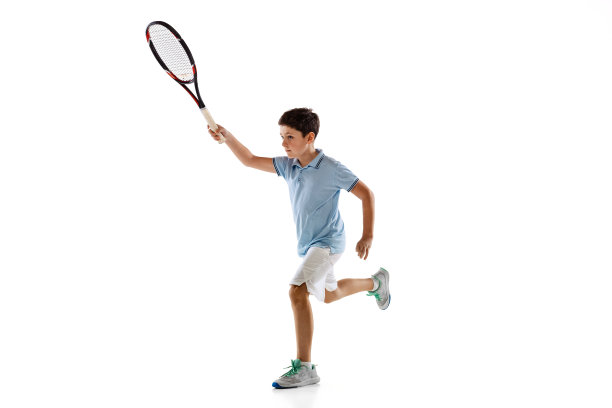 全长肖像的男孩，网球运动员在行动，运动，训练孤立的白色背景图片下载