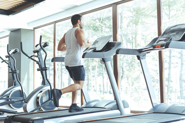 在健身房的跑步机上跑步图片下载