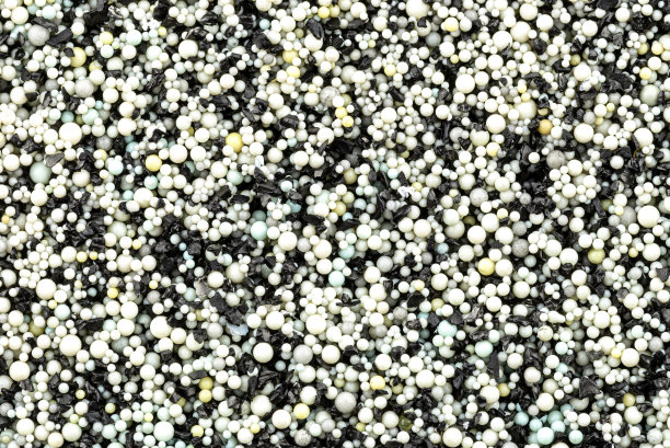 背景由一张微距照片制成，里面有活性炭和水过滤珍珠，顶视图。图片下载
