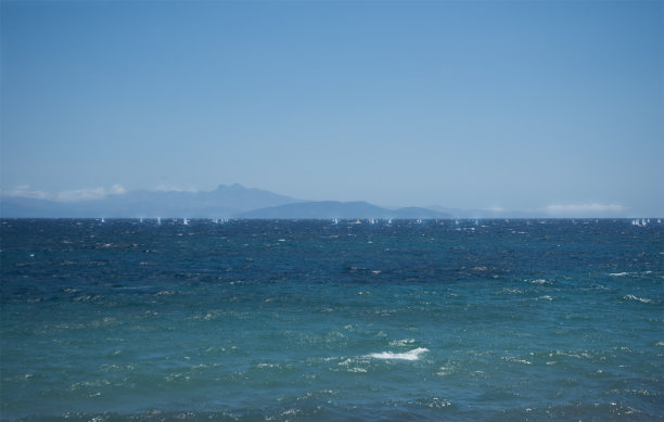 夏天以山脉为背景的海景图片下载