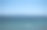 夏天以山脉为背景的海景图片下载