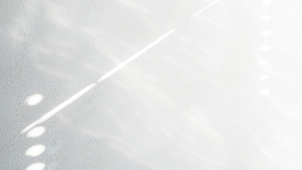 影子楼。抽象的光线，黑色的阴影从窗口覆盖在白色的纹理墙上。阳光建筑背景。照片和设计的叠加效果。图片下载