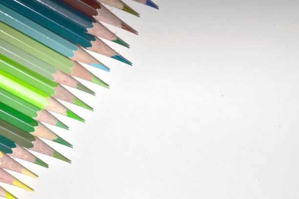 彩色的卷笔刀铅笔。许多彩色铅笔孤立在白色背景的微距镜头。有选择性的重点。图片下载