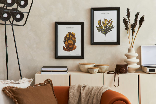 创意构图的时尚客厅室内与模拟海报框架，橙色沙发，米色的马桶，咖啡桌和时尚的个人配件。艺术空间。模板。图片下载