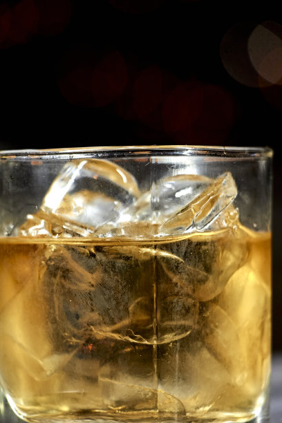 鸡尾酒在一个透明的玻璃星空的背景图片下载