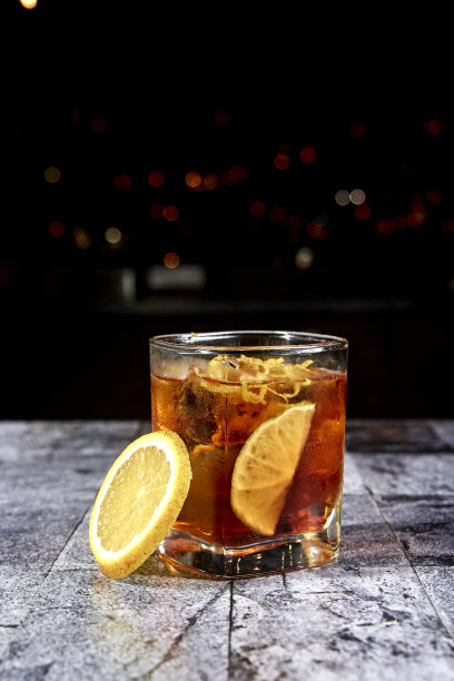 鸡尾酒在一个透明的玻璃星空的背景图片下载