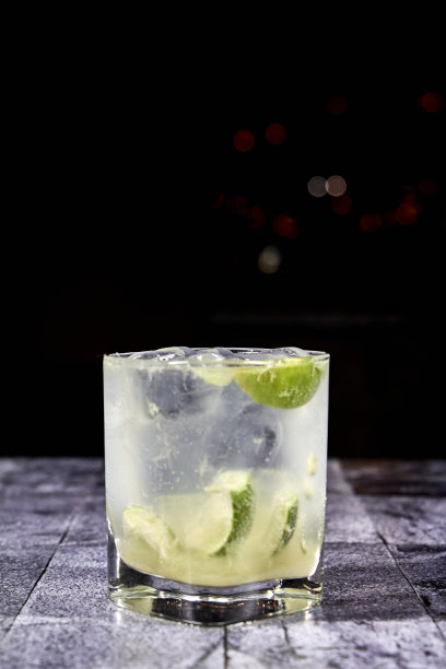 鸡尾酒在一个透明的玻璃星空的背景图片下载