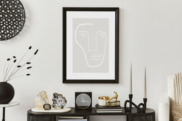 有创意的客厅内部组成模拟海报框架，扶手椅，控制台和优雅的个人配件。复制求法。模板。图片下载