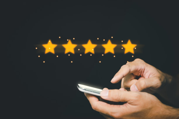 有五颗发光的虚拟星星，用于评价客户满意度评估、产品和服务理念。图片下载
