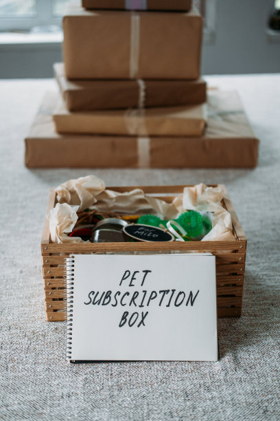 猫狗宠物订阅箱。订阅宠物盒与有机食品，有趣的玩具，棒，全天然咀嚼，护肤或健康项目，小工具和季节性装备图片下载