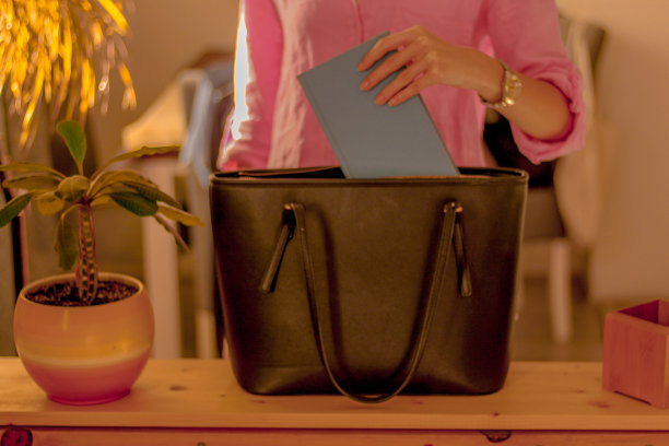 拿着书的女人图片下载