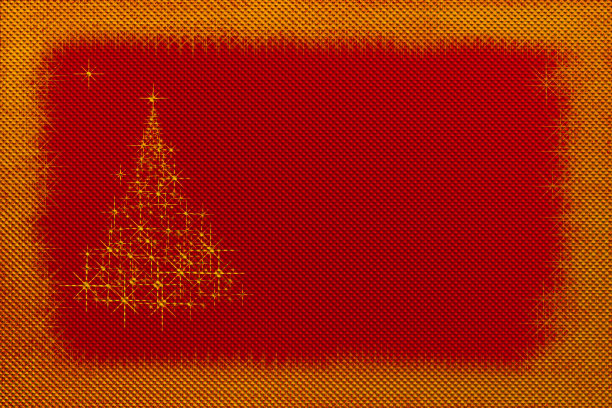 季节卡与金色圣诞树和圣诞星在一个经典的红色，压花金属，工业背景，彩色，背景图片下载