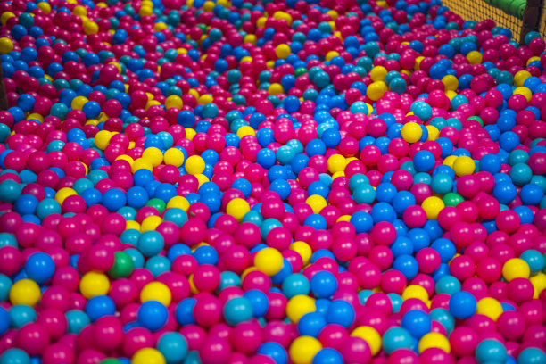 美丽的景观与塑料球室内游乐场在活动中心。瑞典。图片下载