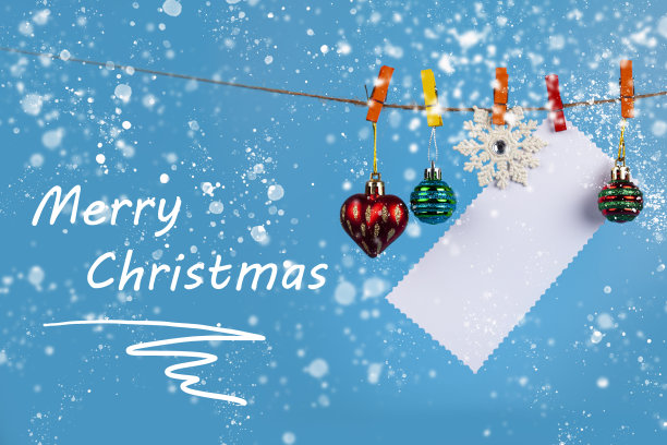 圣诞装饰品挂在绳子上。圣诞贺卡。图片下载