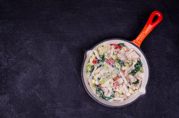 有家禽和蔬菜的传统面食图片下载