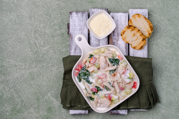 有家禽和蔬菜的传统面食图片下载