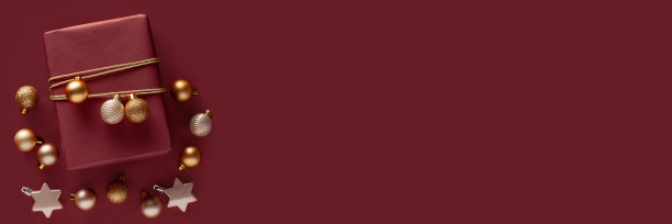 红色背景的圣诞礼物。图片下载