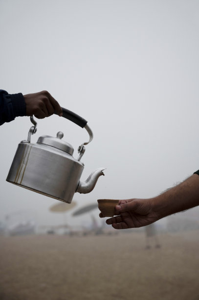 在阿西加特，一名男子正在倒著名的印度茶。瓦拉纳西，北方邦，印度图片下载