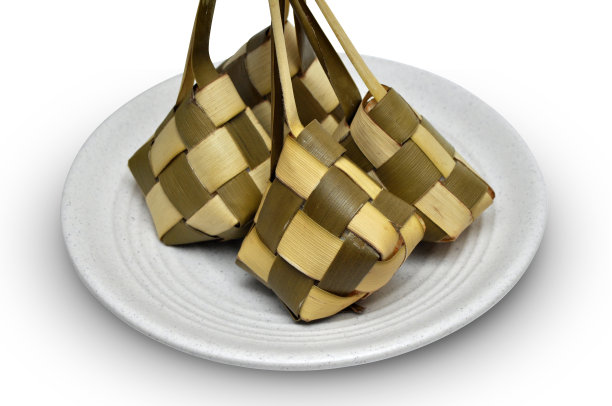 克图帕特是印尼传统的白色盘子食物图片下载