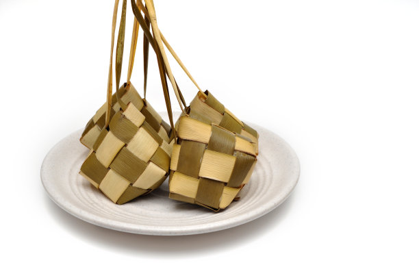 克图帕特是印尼传统的白色盘子食物图片下载