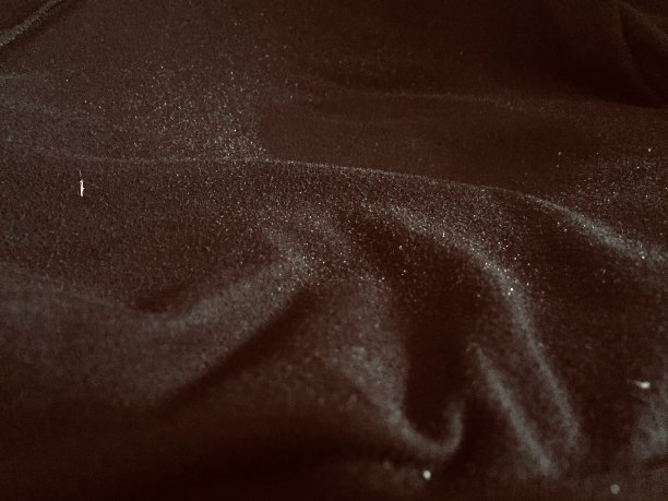 纺织品和纹理概念-皱褶织物背景的特写。背景抽象，深灰色。俯视图图片下载