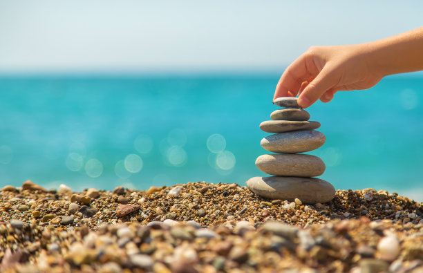 鹅卵石是海上美丽的鹅卵石。有选择性的重点。图片下载