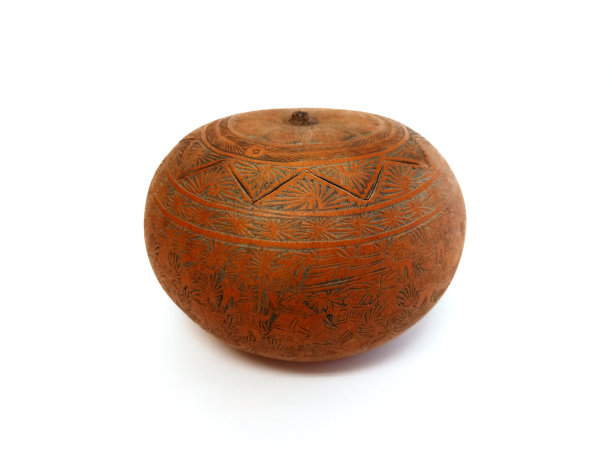 前观陶罐由彩陶制成。手工陶瓷厨房用具。阿拉伯香料架，陶器陶器。雕刻青铜碗与盖子孤立在白色背景。东方风格。图片下载