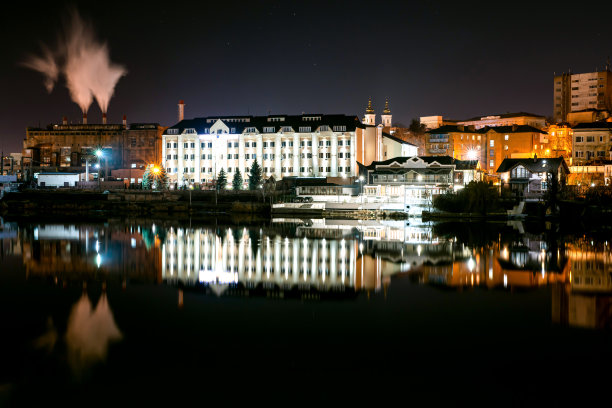 夜空背景下的河上城市的夜景照片图片下载